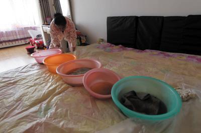 甘洛楼上漏水，住户失联，小区没物管，业主维权难！律师来支招……
